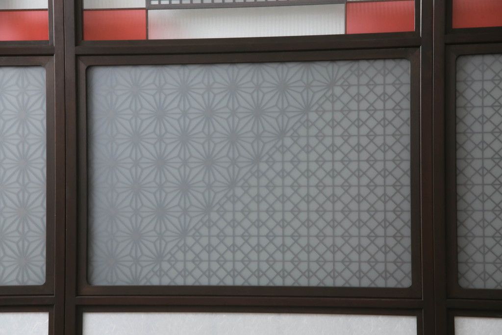 ガラス戸のデザインを変えリメイク!上段・中段は格子パネルをはめ込み。上段はカラー・モール調・すりガラス調のフィルムを張り付け。下段は和紙フィルム仕様に加工し、木部をこげ茶色に着色仕上げ。