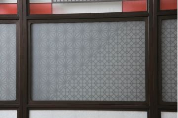 ガラス戸のデザインを変えリメイク!上段・中段は格子パネルをはめ込み。上段はカラー・モール調・すりガラス調のフィルムを張り付け。下段は和紙フィルム仕様に加工し、木部をこげ茶色に着色仕上げ。