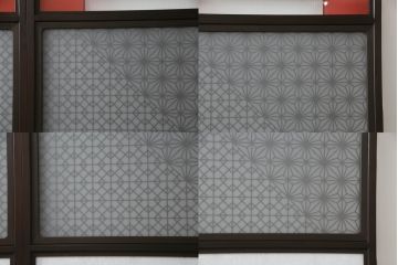 ガラス戸のデザインを変えリメイク!上段・中段は格子パネルをはめ込み。上段はカラー・モール調・すりガラス調のフィルムを張り付け。下段は和紙フィルム仕様に加工し、木部をこげ茶色に着色仕上げ。