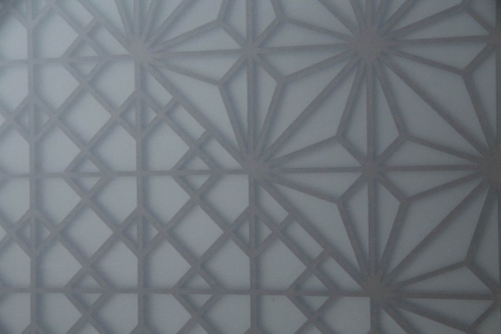 ガラス戸のデザインを変えリメイク!上段・中段は格子パネルをはめ込み。上段はカラー・モール調・すりガラス調のフィルムを張り付け。下段は和紙フィルム仕様に加工し、木部をこげ茶色に着色仕上げ。