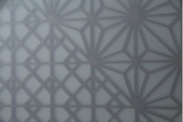 ガラス戸のデザインを変えリメイク!上段・中段は格子パネルをはめ込み。上段はカラー・モール調・すりガラス調のフィルムを張り付け。下段は和紙フィルム仕様に加工し、木部をこげ茶色に着色仕上げ。