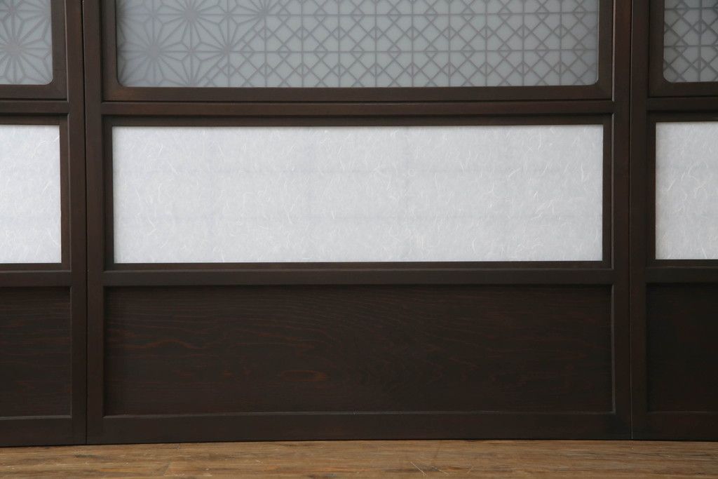 ガラス戸のデザインを変えリメイク!上段・中段は格子パネルをはめ込み。上段はカラー・モール調・すりガラス調のフィルムを張り付け。下段は和紙フィルム仕様に加工し、木部をこげ茶色に着色仕上げ。