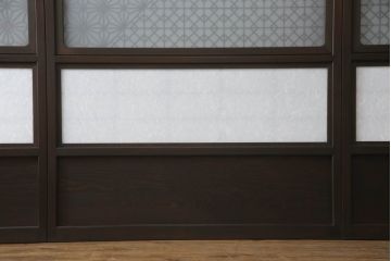 ガラス戸のデザインを変えリメイク!上段・中段は格子パネルをはめ込み。上段はカラー・モール調・すりガラス調のフィルムを張り付け。下段は和紙フィルム仕様に加工し、木部をこげ茶色に着色仕上げ。