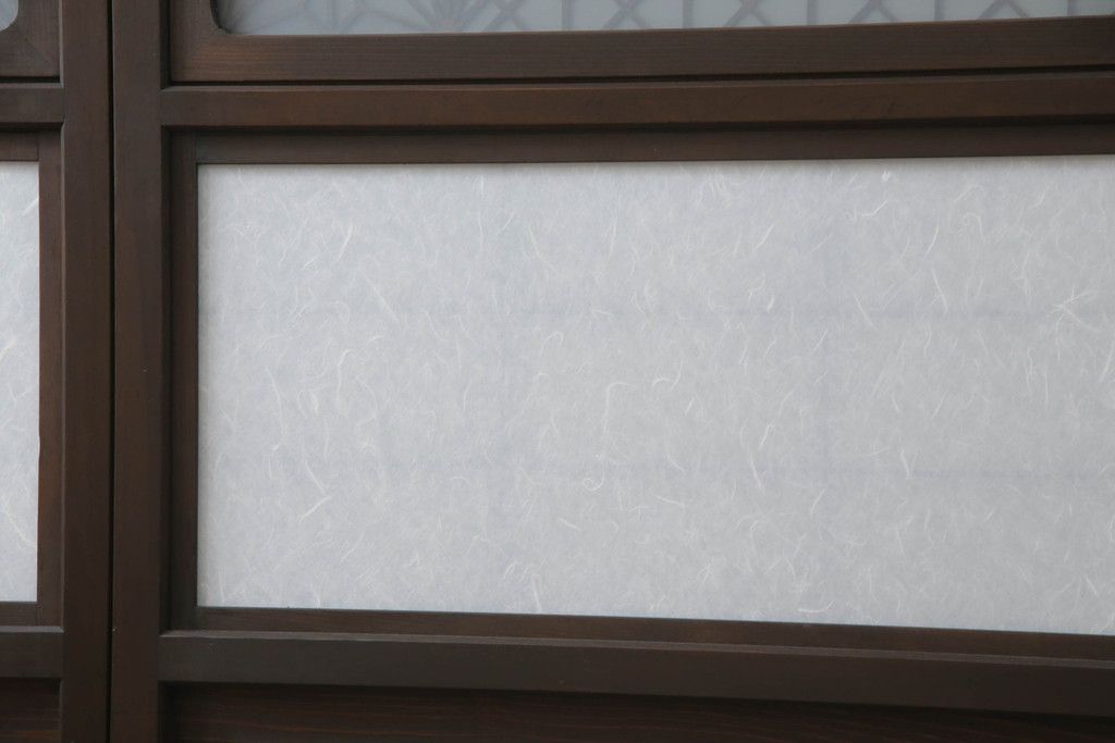 ガラス戸のデザインを変えリメイク!上段・中段は格子パネルをはめ込み。上段はカラー・モール調・すりガラス調のフィルムを張り付け。下段は和紙フィルム仕様に加工し、木部をこげ茶色に着色仕上げ。