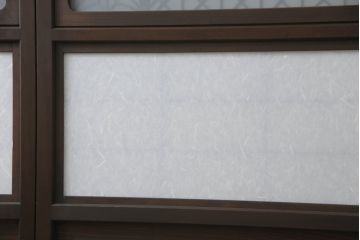 ガラス戸のデザインを変えリメイク!上段・中段は格子パネルをはめ込み。上段はカラー・モール調・すりガラス調のフィルムを張り付け。下段は和紙フィルム仕様に加工し、木部をこげ茶色に着色仕上げ。