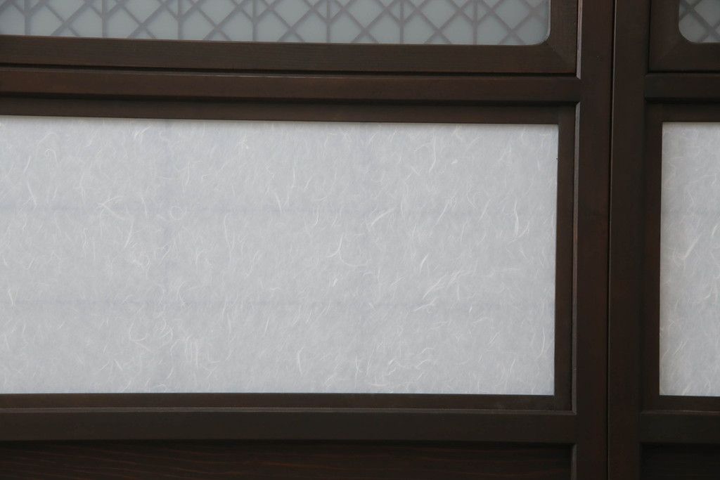 ガラス戸のデザインを変えリメイク!上段・中段は格子パネルをはめ込み。上段はカラー・モール調・すりガラス調のフィルムを張り付け。下段は和紙フィルム仕様に加工し、木部をこげ茶色に着色仕上げ。