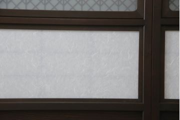 ガラス戸のデザインを変えリメイク!上段・中段は格子パネルをはめ込み。上段はカラー・モール調・すりガラス調のフィルムを張り付け。下段は和紙フィルム仕様に加工し、木部をこげ茶色に着色仕上げ。