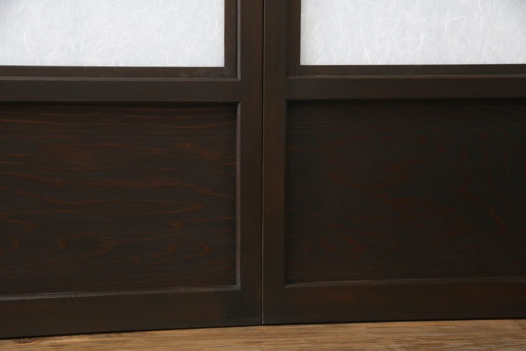 ガラス戸のデザインを変えリメイク!上段・中段は格子パネルをはめ込み。上段はカラー・モール調・すりガラス調のフィルムを張り付け。下段は和紙フィルム仕様に加工し、木部をこげ茶色に着色仕上げ。