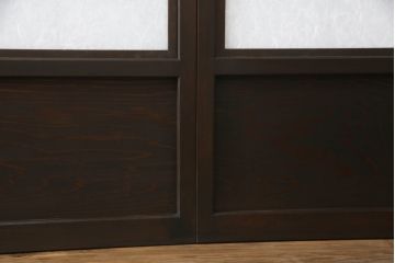 ガラス戸のデザインを変えリメイク!上段・中段は格子パネルをはめ込み。上段はカラー・モール調・すりガラス調のフィルムを張り付け。下段は和紙フィルム仕様に加工し、木部をこげ茶色に着色仕上げ。