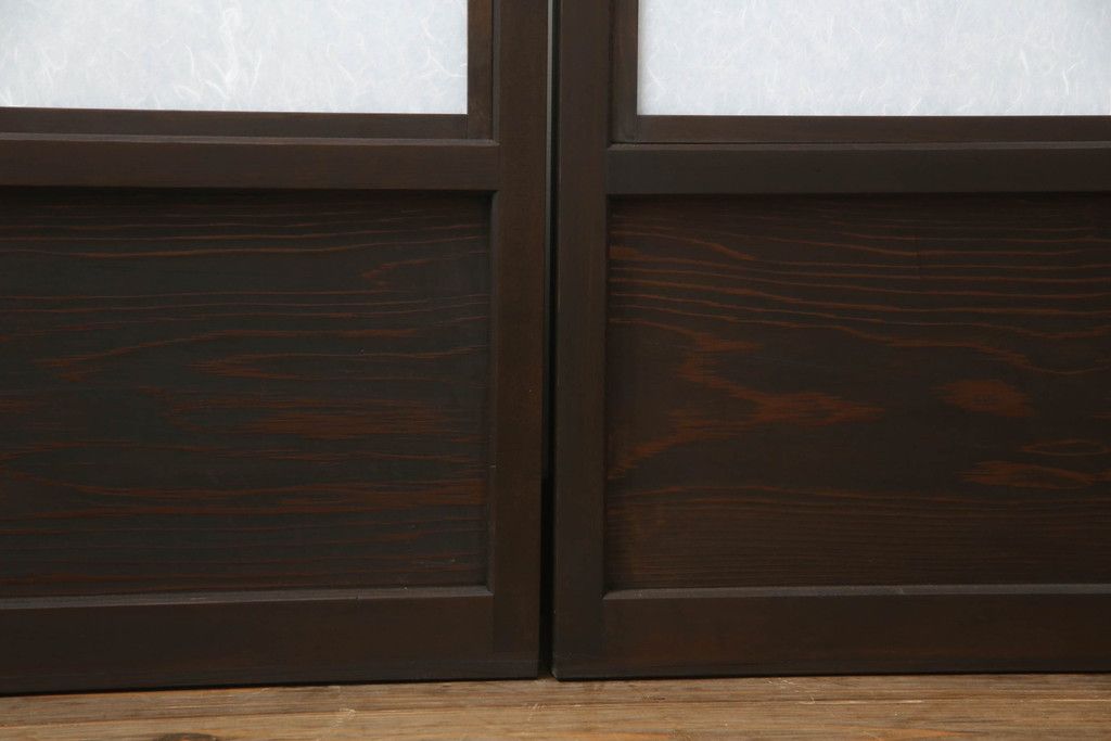 ガラス戸のデザインを変えリメイク!上段・中段は格子パネルをはめ込み。上段はカラー・モール調・すりガラス調のフィルムを張り付け。下段は和紙フィルム仕様に加工し、木部をこげ茶色に着色仕上げ。