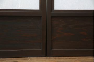 ガラス戸のデザインを変えリメイク!上段・中段は格子パネルをはめ込み。上段はカラー・モール調・すりガラス調のフィルムを張り付け。下段は和紙フィルム仕様に加工し、木部をこげ茶色に着色仕上げ。