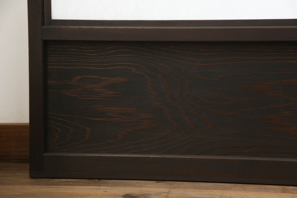 ガラス戸のデザインを変えリメイク!上段・中段は格子パネルをはめ込み。上段はカラー・モール調・すりガラス調のフィルムを張り付け。下段は和紙フィルム仕様に加工し、木部をこげ茶色に着色仕上げ。