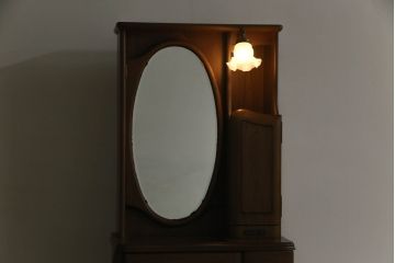 ドレッサーとチェアを綺麗に再生!高品質リペアを施し、防カビ材を塗布。元の色味に合わせて着色。