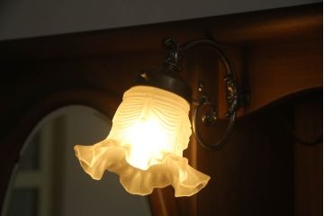 ドレッサーとチェアを綺麗に再生!高品質リペアを施し、防カビ材を塗布。元の色味に合わせて着色。