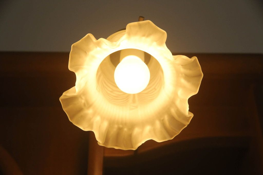 ドレッサーとチェアを綺麗に再生!高品質リペアを施し、防カビ材を塗布。元の色味に合わせて着色。