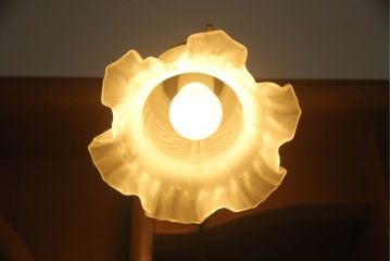 ドレッサーとチェアを綺麗に再生!高品質リペアを施し、防カビ材を塗布。元の色味に合わせて着色。