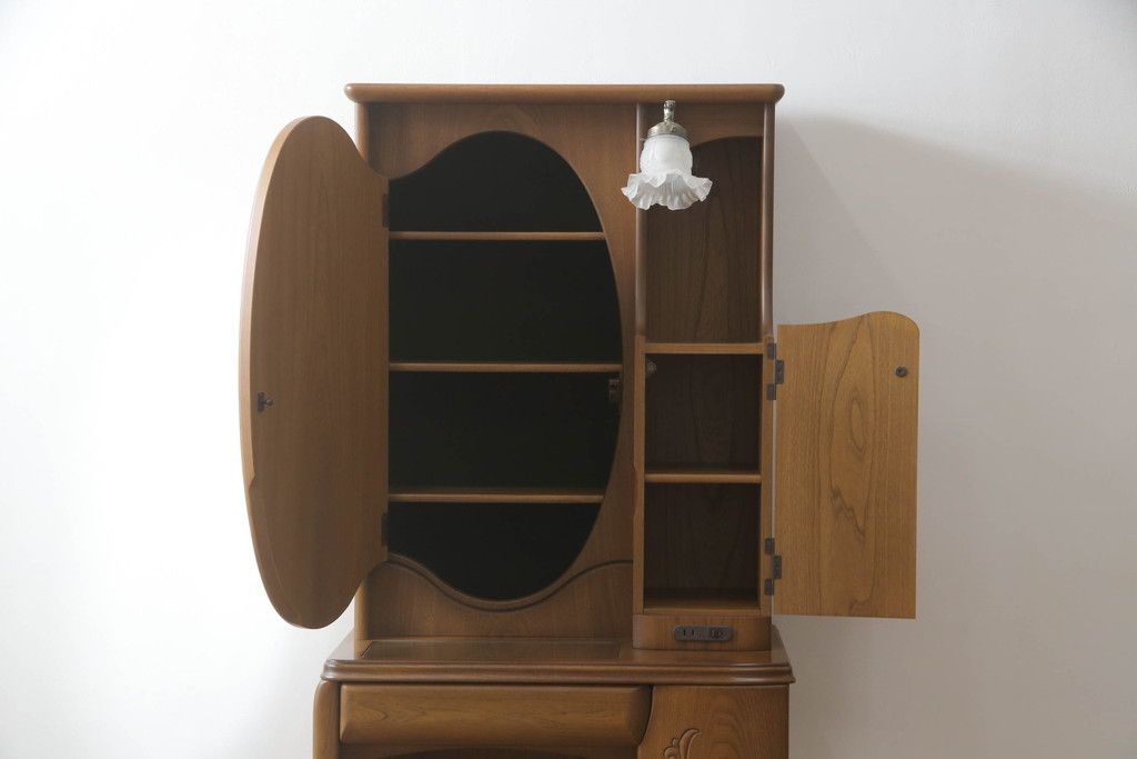 ドレッサーとチェアを綺麗に再生!高品質リペアを施し、防カビ材を塗布。元の色味に合わせて着色。