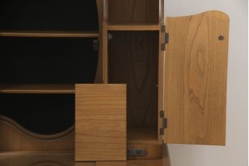 ドレッサーとチェアを綺麗に再生!高品質リペアを施し、防カビ材を塗布。元の色味に合わせて着色。