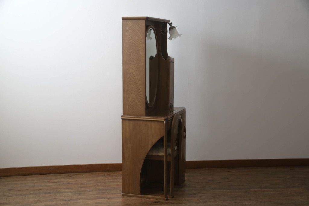 ドレッサーとチェアを綺麗に再生!高品質リペアを施し、防カビ材を塗布。元の色味に合わせて着色。