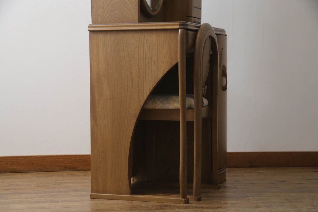 ドレッサーとチェアを綺麗に再生!高品質リペアを施し、防カビ材を塗布。元の色味に合わせて着色。