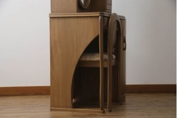 ドレッサーとチェアを綺麗に再生!高品質リペアを施し、防カビ材を塗布。元の色味に合わせて着色。