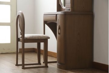 ドレッサーとチェアを綺麗に再生!高品質リペアを施し、防カビ材を塗布。元の色味に合わせて着色。