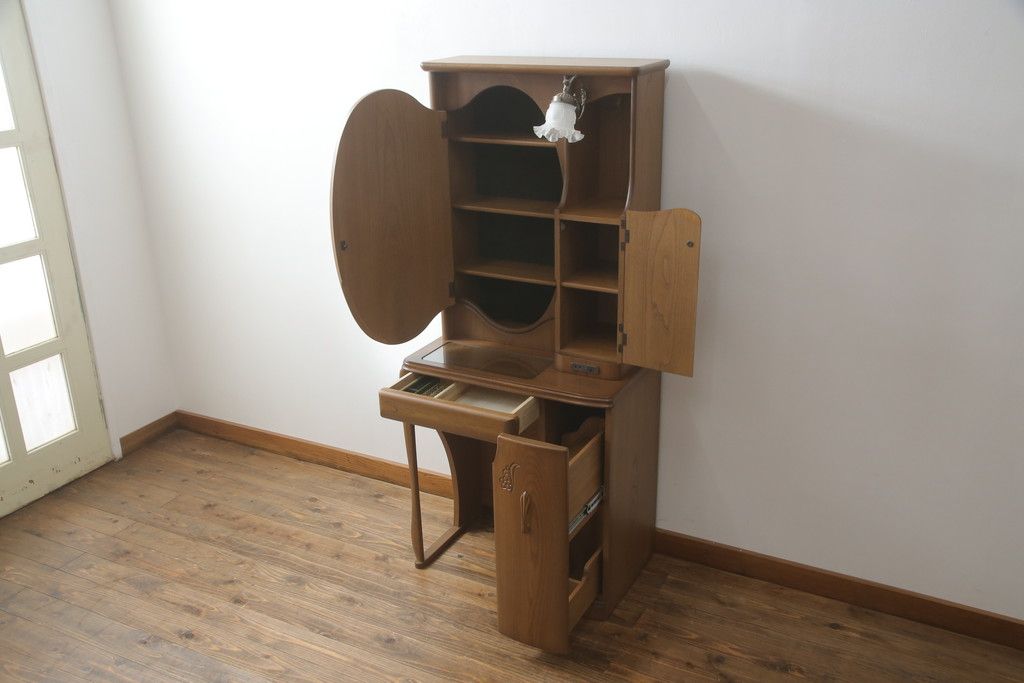 ドレッサーとチェアを綺麗に再生!高品質リペアを施し、防カビ材を塗布。元の色味に合わせて着色。