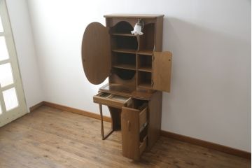 ドレッサーとチェアを綺麗に再生!高品質リペアを施し、防カビ材を塗布。元の色味に合わせて着色。