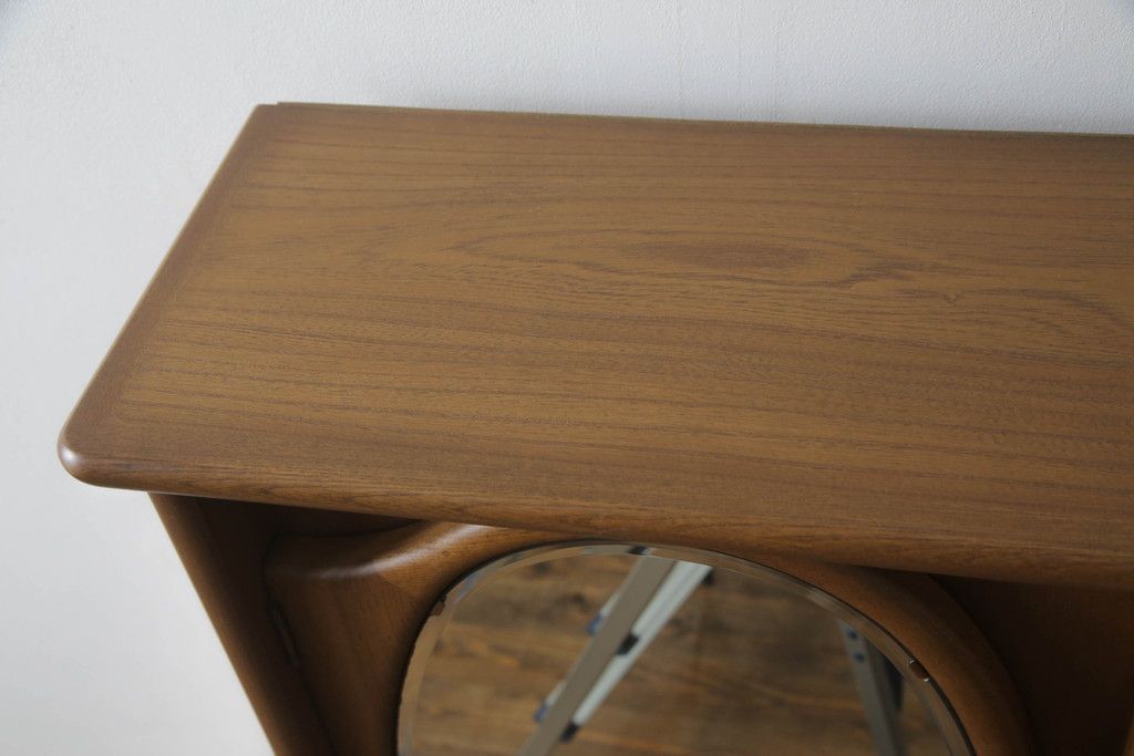 ドレッサーとチェアを綺麗に再生!高品質リペアを施し、防カビ材を塗布。元の色味に合わせて着色。