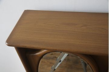 ドレッサーとチェアを綺麗に再生!高品質リペアを施し、防カビ材を塗布。元の色味に合わせて着色。