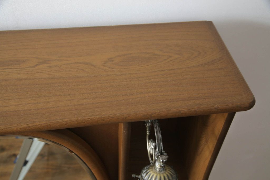 ドレッサーとチェアを綺麗に再生!高品質リペアを施し、防カビ材を塗布。元の色味に合わせて着色。