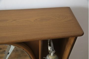 ドレッサーとチェアを綺麗に再生!高品質リペアを施し、防カビ材を塗布。元の色味に合わせて着色。