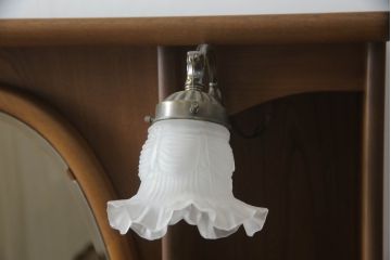 ドレッサーとチェアを綺麗に再生!高品質リペアを施し、防カビ材を塗布。元の色味に合わせて着色。