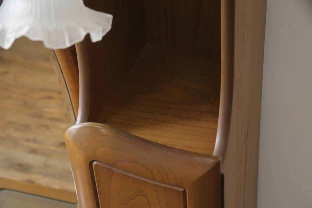 ドレッサーとチェアを綺麗に再生!高品質リペアを施し、防カビ材を塗布。元の色味に合わせて着色。