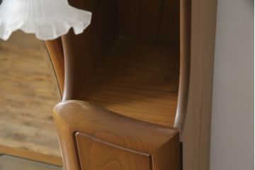 ドレッサーとチェアを綺麗に再生!高品質リペアを施し、防カビ材を塗布。元の色味に合わせて着色。