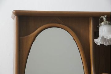 ドレッサーとチェアを綺麗に再生!高品質リペアを施し、防カビ材を塗布。元の色味に合わせて着色。