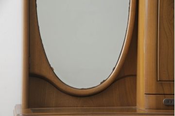 ドレッサーとチェアを綺麗に再生!高品質リペアを施し、防カビ材を塗布。元の色味に合わせて着色。