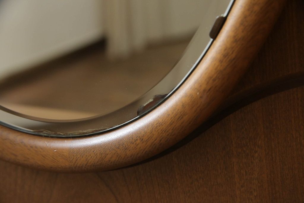 ドレッサーとチェアを綺麗に再生!高品質リペアを施し、防カビ材を塗布。元の色味に合わせて着色。