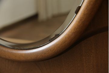 ドレッサーとチェアを綺麗に再生!高品質リペアを施し、防カビ材を塗布。元の色味に合わせて着色。