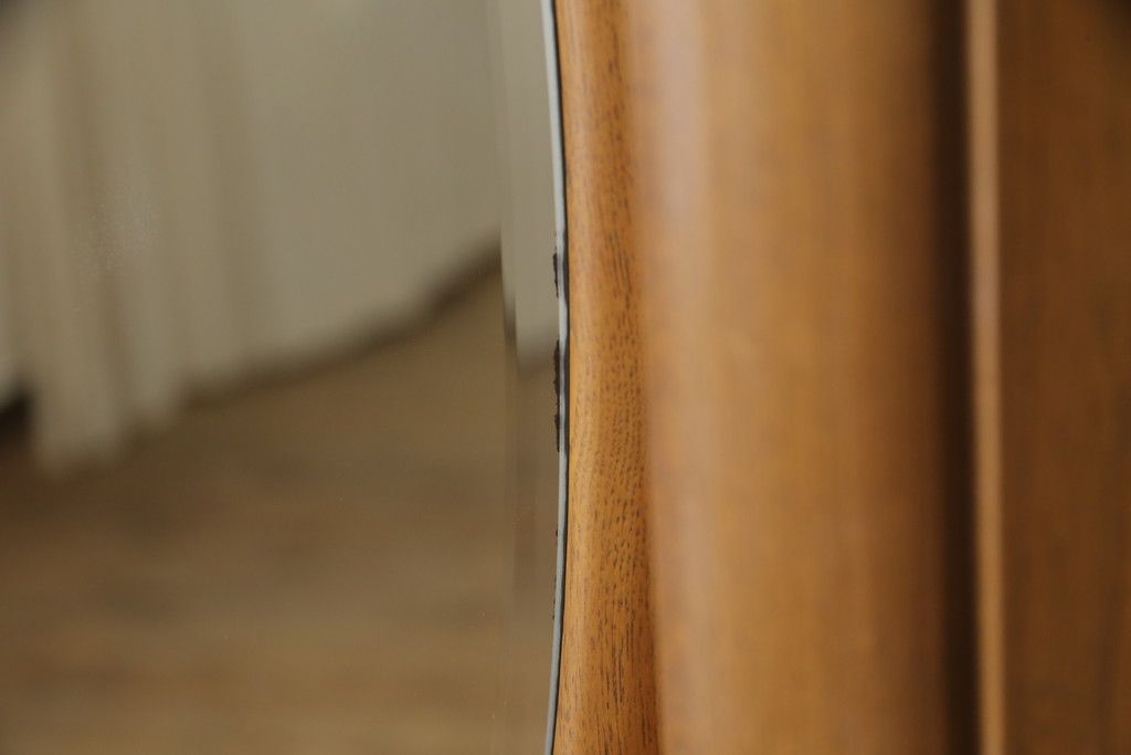 ドレッサーとチェアを綺麗に再生!高品質リペアを施し、防カビ材を塗布。元の色味に合わせて着色。