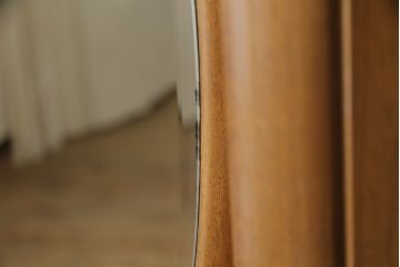 ドレッサーとチェアを綺麗に再生!高品質リペアを施し、防カビ材を塗布。元の色味に合わせて着色。