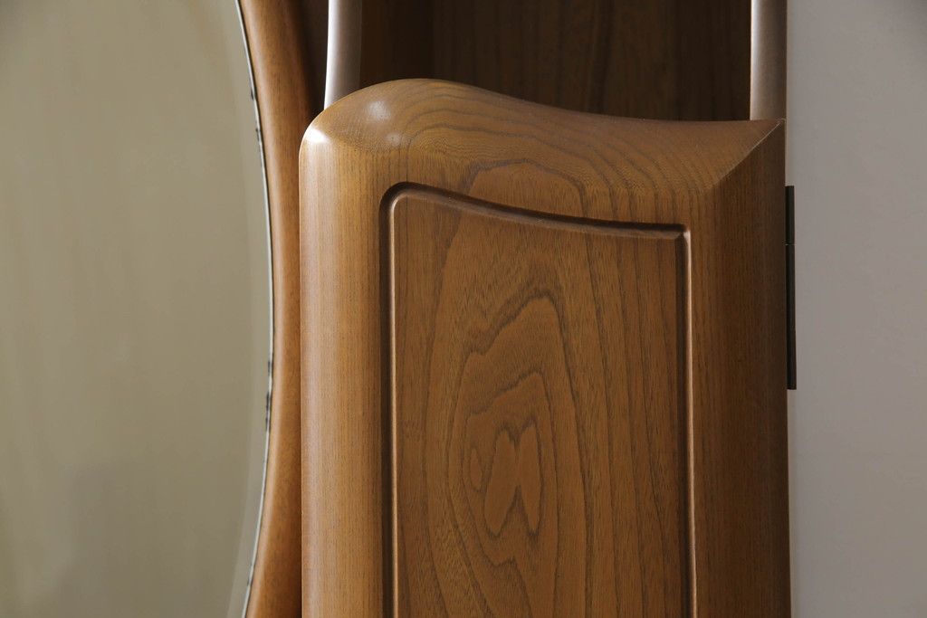 ドレッサーとチェアを綺麗に再生!高品質リペアを施し、防カビ材を塗布。元の色味に合わせて着色。