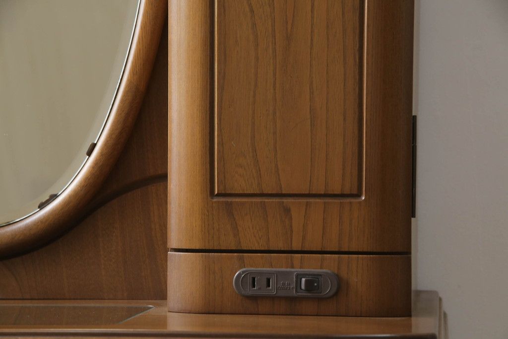 ドレッサーとチェアを綺麗に再生!高品質リペアを施し、防カビ材を塗布。元の色味に合わせて着色。