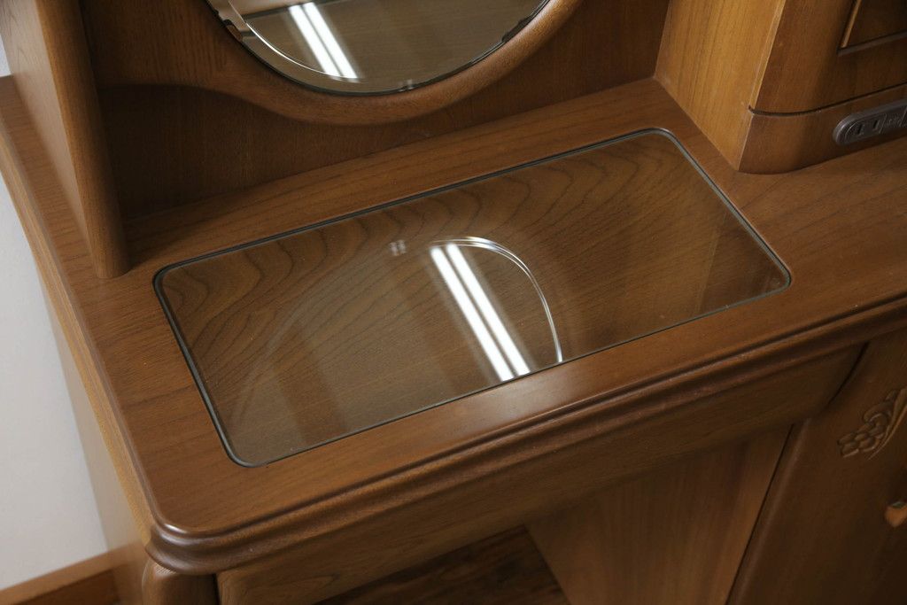 ドレッサーとチェアを綺麗に再生!高品質リペアを施し、防カビ材を塗布。元の色味に合わせて着色。