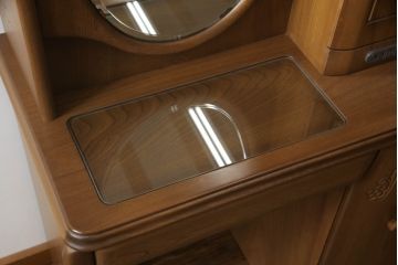 ドレッサーとチェアを綺麗に再生!高品質リペアを施し、防カビ材を塗布。元の色味に合わせて着色。