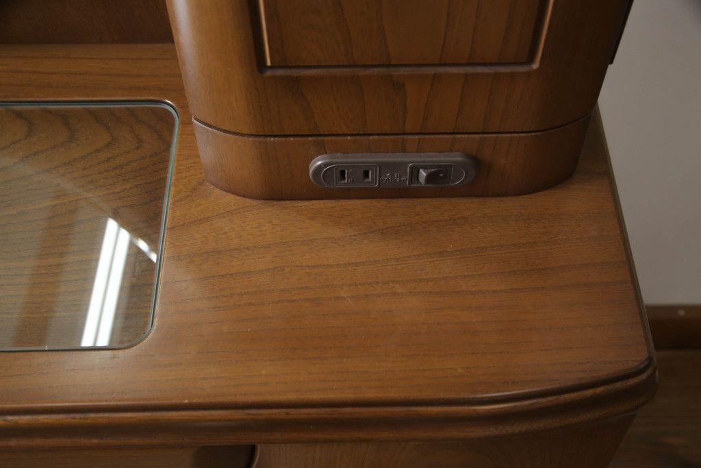 ドレッサーとチェアを綺麗に再生!高品質リペアを施し、防カビ材を塗布。元の色味に合わせて着色。