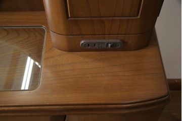 ドレッサーとチェアを綺麗に再生!高品質リペアを施し、防カビ材を塗布。元の色味に合わせて着色。