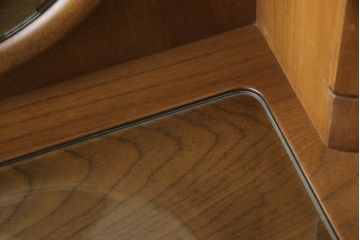 ドレッサーとチェアを綺麗に再生!高品質リペアを施し、防カビ材を塗布。元の色味に合わせて着色。