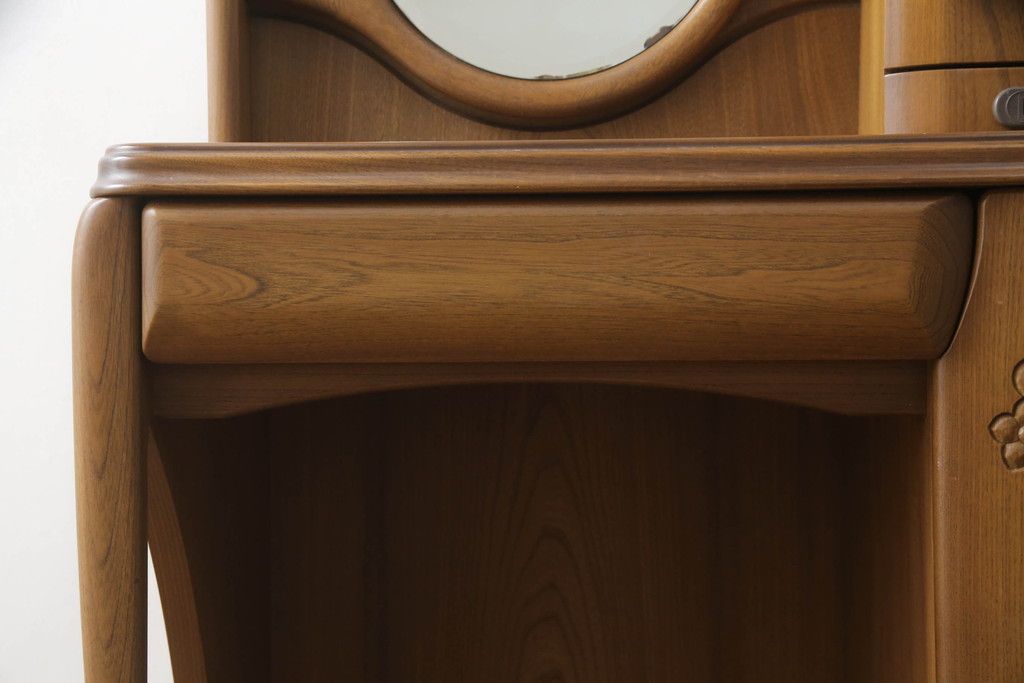 ドレッサーとチェアを綺麗に再生!高品質リペアを施し、防カビ材を塗布。元の色味に合わせて着色。