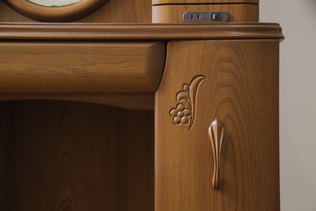 ドレッサーとチェアを綺麗に再生!高品質リペアを施し、防カビ材を塗布。元の色味に合わせて着色。